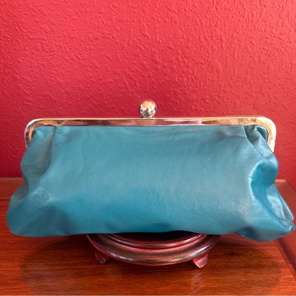 CANDIE’S RUFFLE CLUTCH KISSLOCK - Picture 2 of 6